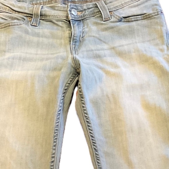 Woman's Levi's Shaping Capri Light Wash Classic Denim Jeans - Picture 7 of 17